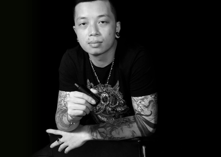 Artista Cheyenne Lam Viet é especialista em tatuagens asiáticas de grande escala.
Seu trabalho o ajudou a construir sua reputação na Ásia, e ele continua a criar linhas e cores marcantes com a HAWK PEN e a SOL Nova.