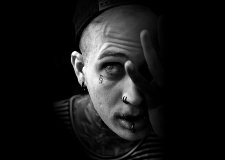 Cheyenne Tattoo Artist Neon Judas: Durch seinen einzigartigen Stil und seine kontroversen Werke hat er sich in der Szene fest etabliert.